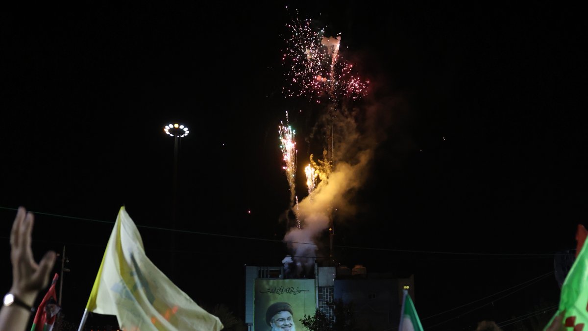 Los iraníes celebran tras el ataque con misiles contra Israel.