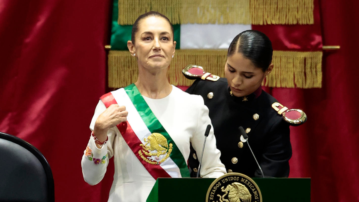 La presidenta de México Claudia Sheinbaum, recibe la banda presidencial en la Cámara de Diputados.