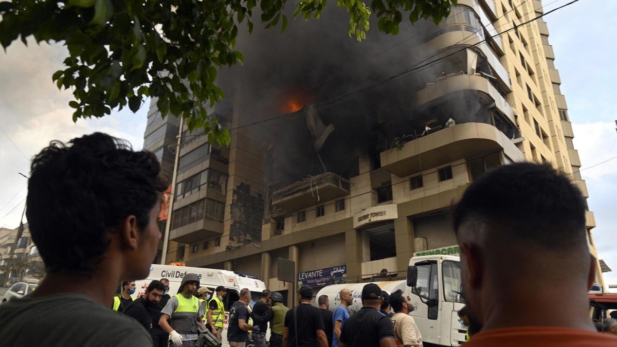 El humo se eleva desde un edificio tras un ataque militar israelí en los suburbios del sur de Beirut, Líbano, el 1 de octubre de 2024.
