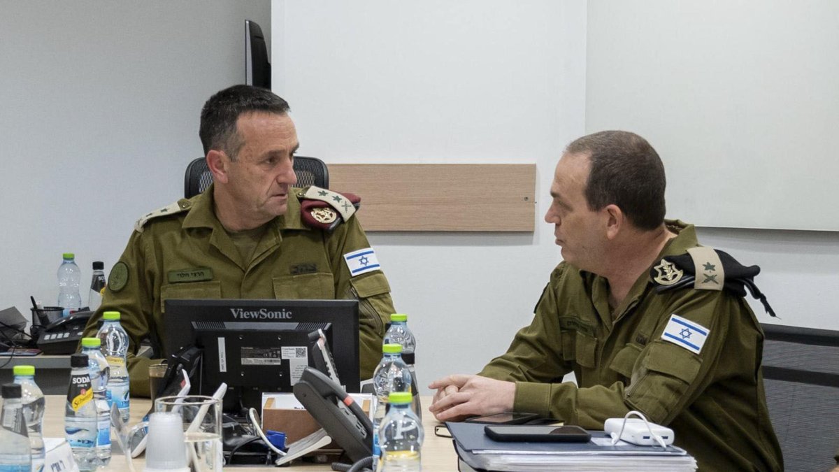 El Jefe del Estado Mayor de las Fuerzas de Defensa de Israel Herzi Halevi (i) evalúa la situación en Israel tras el ataque de Irán con misiles y el atentado en el que dos terroristas la emprendieron a tiros con la gente que estaba esperando el tren ligero en Tel Aviv.