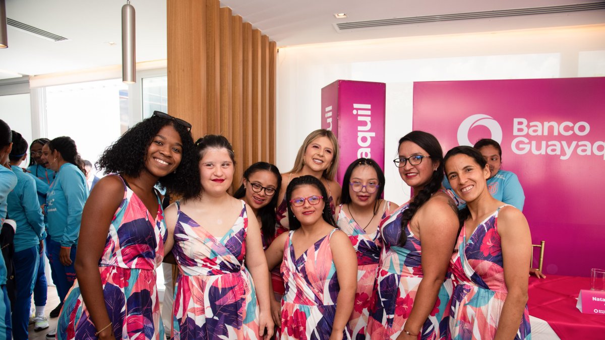 Parte de la delegación nacional integrada por deportistas especiales posaron en la presentación oficial.