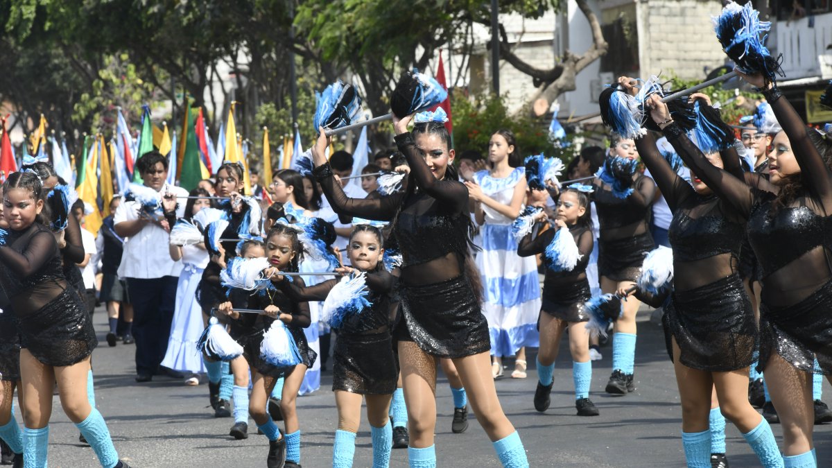 Conmemoración. El desfile en el suburbio partió de las calles 19 y Francisco Segura y llegó hasta el Cisne 2.