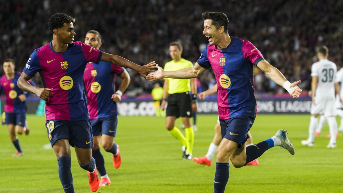 El delantero polaco del FC Barcelona, Robert Lewandowski (d), celebra el primer gol del equipo blaugrana ante Young Boys, en el Estadio Olímpico Lluis Companys, de la ciudad de Barcelona.