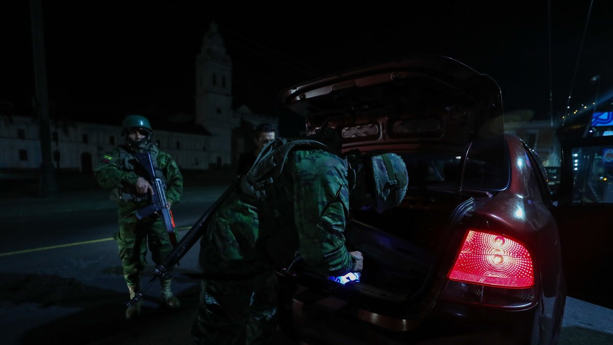 Fotografía de archivo del 18 de septiembre de 2024 de militares que realizan controles en las calles tras el inicio de apagones por crisis energética en Quito (Ecuador).