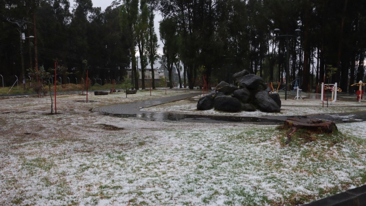 Granizo y lluvia en Valle de los Chillos, sector del Triángulo y el Tingo