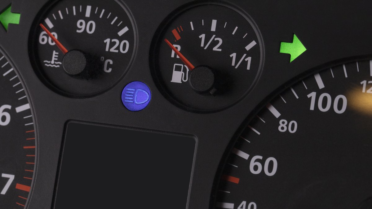 Para evitar que se afecte la bomba de combustible, se debe mantener el tanque siempre con más de la mitad de carga.