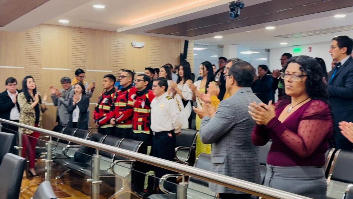 Durante un minuto concejales, autoridades y ciudadanos aplaudieron como homenaje a los Bomberos que combatieron los incendios que se registraron en Quito