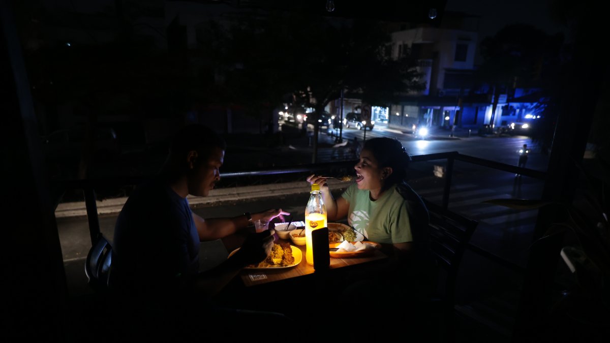 Restaurante. Por la caída de las ventas y la necesidad de dinero, hay negocios que se atreven a abrir y atender a sus clientes pese a no tener luz.