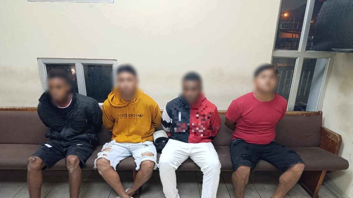 La Policía encontró a cuatro ciudadanos cobrando por entrar a una urbanización.