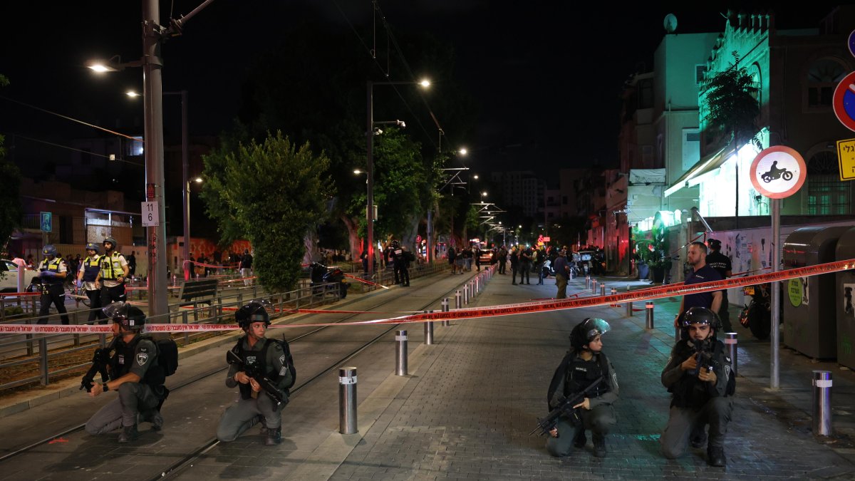 Oficiales de policía israelíes vigilan cerca de un cordón en el lugar de un tiroteo en Tel Aviv, Israel, el 01 de octubre de 2024.