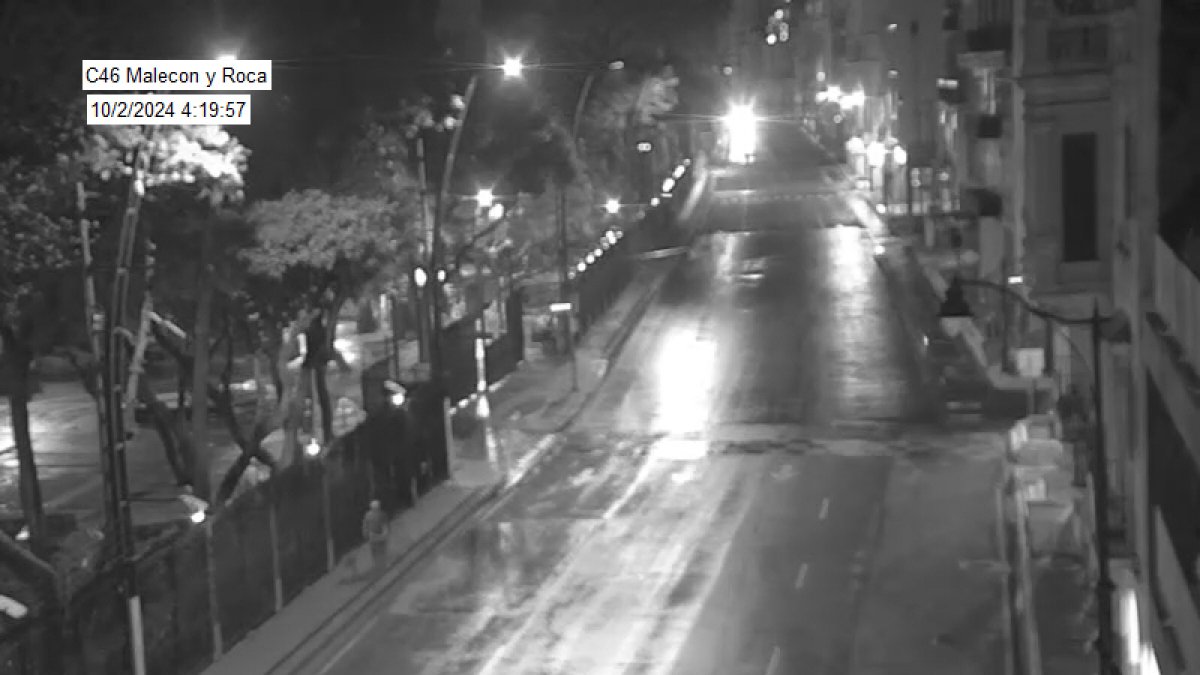 En avenida Malecón y Roca se evidenció calzada mojada, la madrugada de este miércoles 2 de octubre.