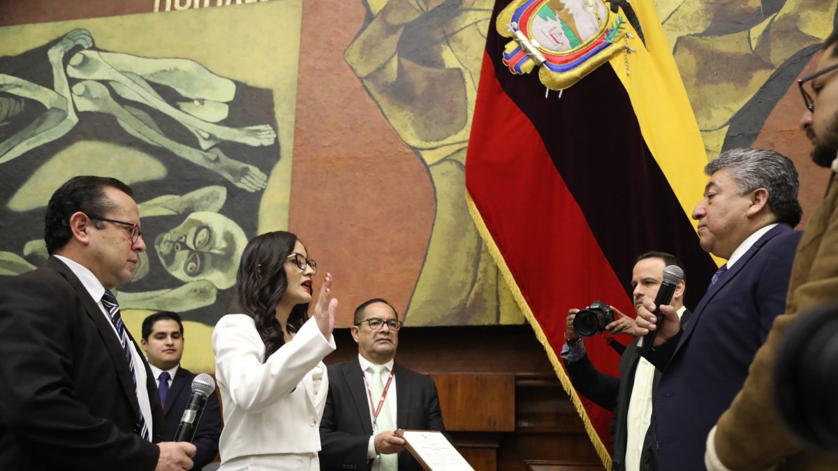 Viviana Veloz juró como presidenta de la Asamblea Nacional en la sesión 968.