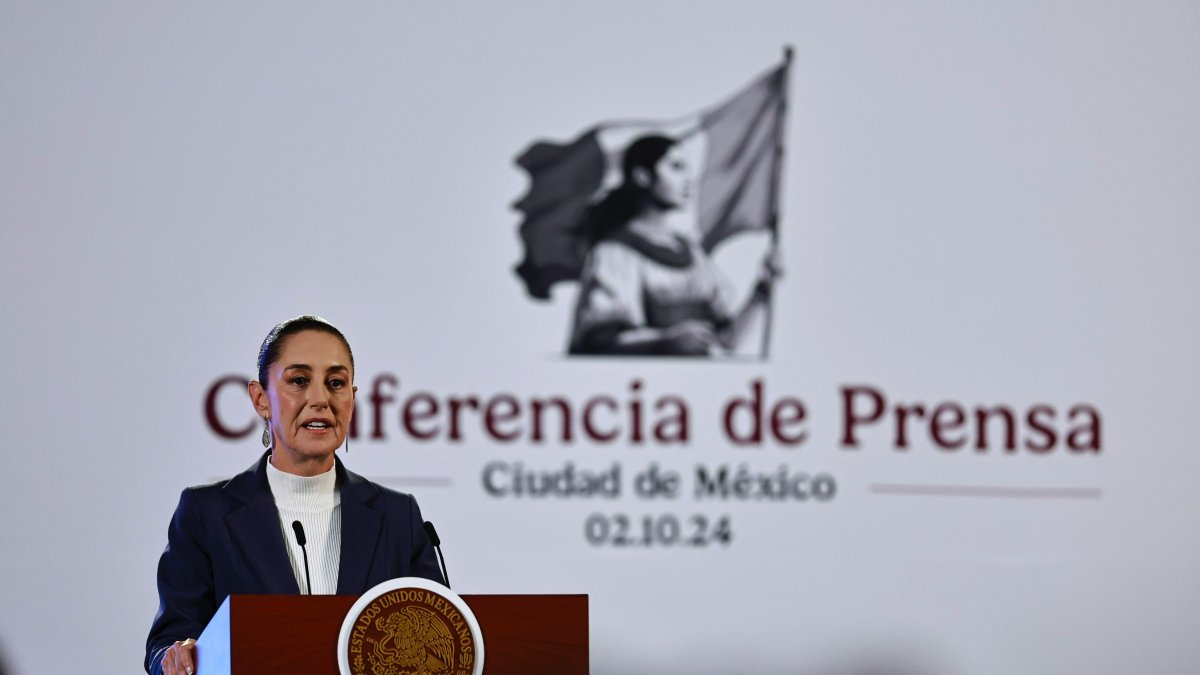 La presidenta de México, Claudia Sheinbaum, habla durante su primera conferencia de prensa este miércoles, ofrecida en Palacio Nacional de la Ciudad de México (México).