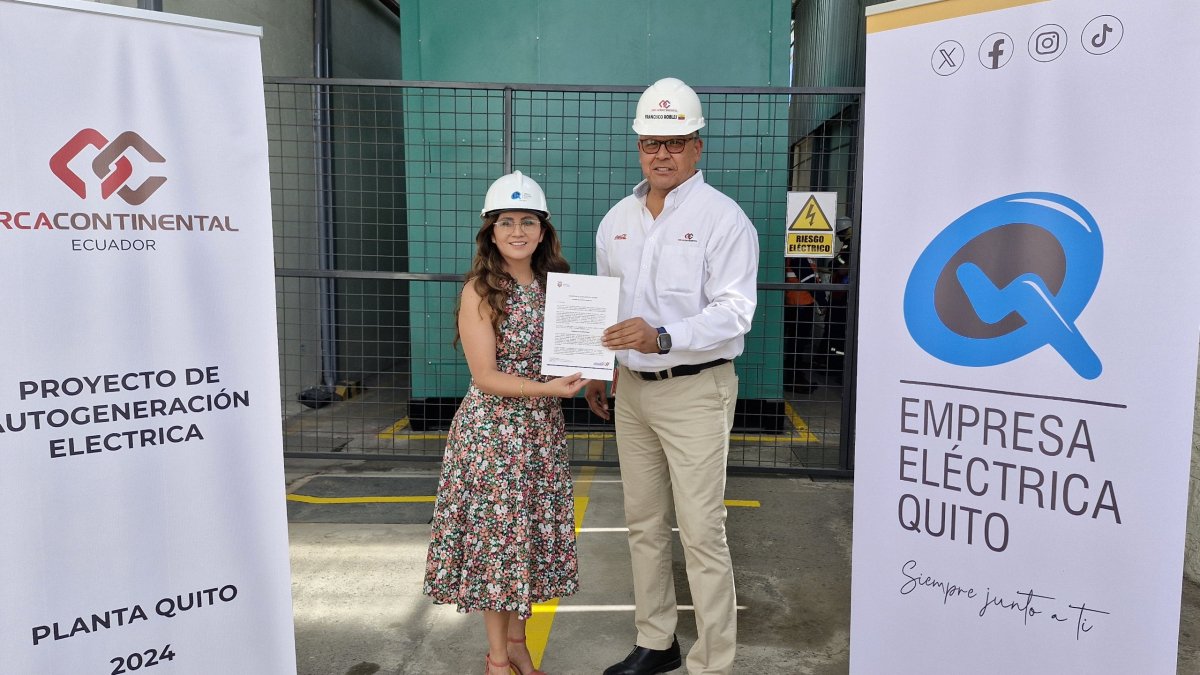 Ruth Landeta, gerente General de la Empresa Eléctrica Quito, y Francisco Robles, director Técnico  Arca Continental Ecuador.