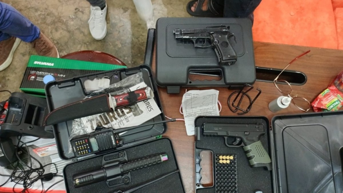 Armas, cascos y otros equipos fueron incautados por la Policía Nacional.