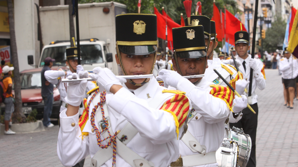 Imagen de archivo de un desfile de un colegio militar en Ecuador.