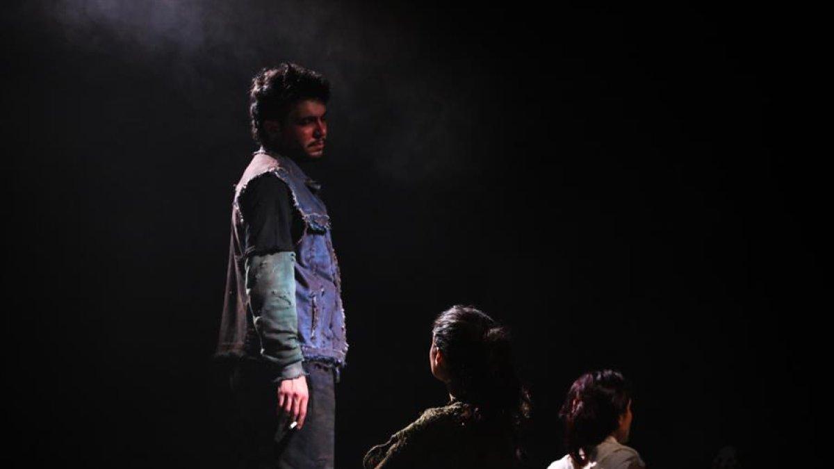 Actores de la obra 'Las cosas que perdimos en el fuego' ensayan el 20 de septiembre de 2024, en Montevideo.