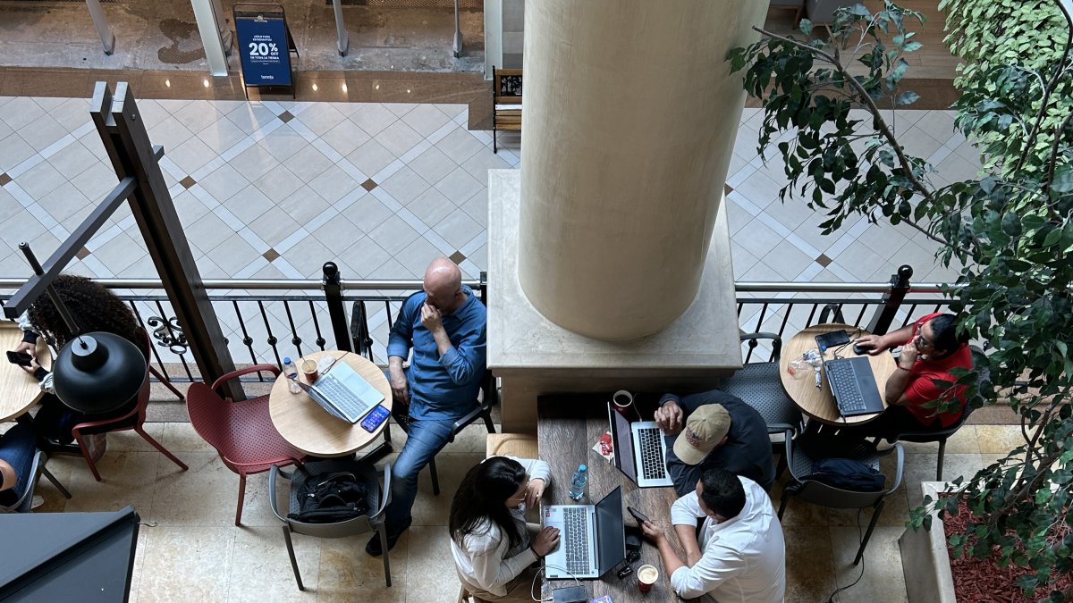 Alternativa. Usuarios optan por ir a cafeterías y malls para mitifigar los efectos que deja la falta de energía.