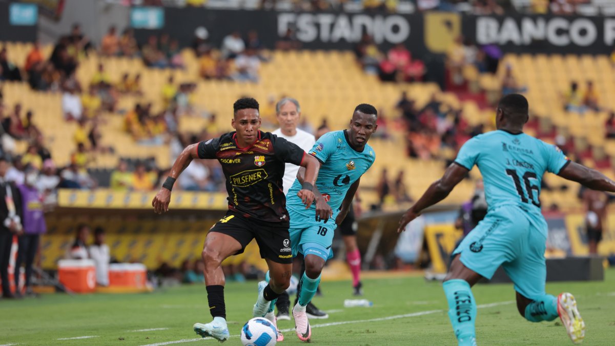 Luego de que Antonio Álvarez anunció la refundación del club, empezaron a debutar juveniles.