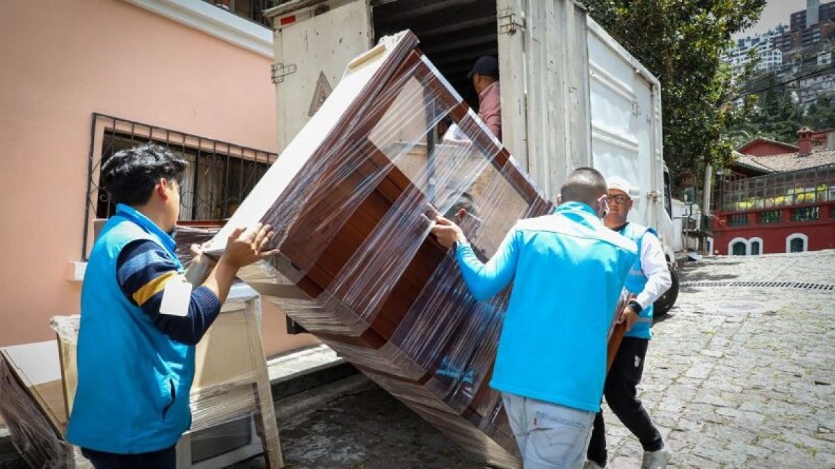 Ayuda. Los vecinos de Bolaños, Bellavista recibieron los enseres que perdieron tras los incendios registrados en Quito.  