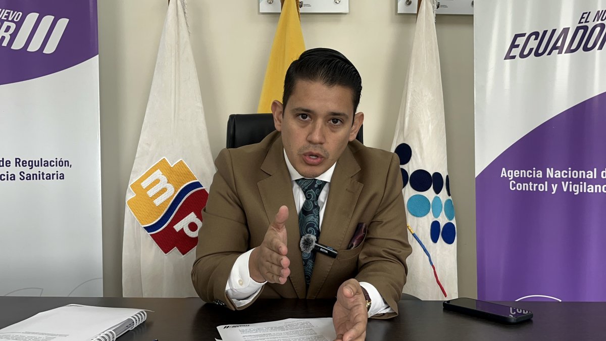 Falsificación. Daniel Sánchez, director del Arcsa, señala que el uso de Avastin en tratamientos oculares no está aprobado por el laboratorio Roche; tiene advertencias de efectos infecciosos.