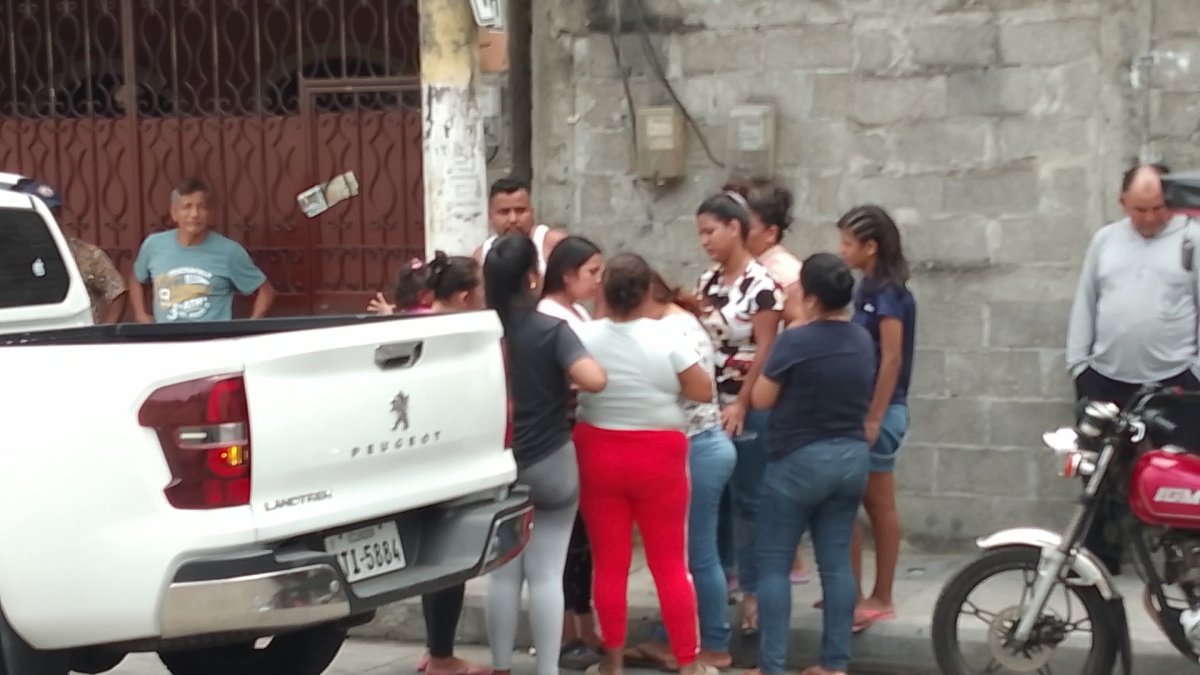 Situación. Familiares de la víctima acudieron a la morgue de Daule