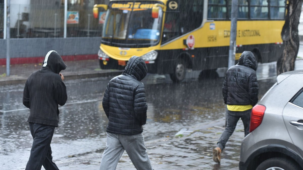 La fuerte lluvia dejó un vehículo atrapado por acumulación de agua en el sur de Quito.