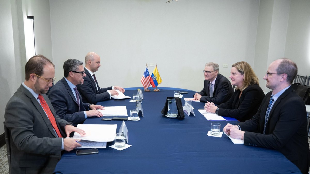 La diplomacia ecuatoriana se reunió con sus pares de Estados Unidos para tratar temas de ayudas a migrantes ecuatorianos que intentan llegar a ese país.