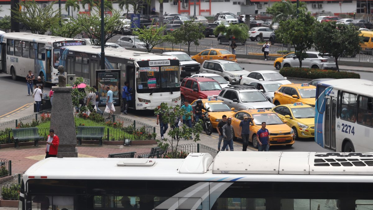 Escenas como estas, de calles llenas de vehículos durante los cortes de energía, se han vuelto habituales en la ciudad.