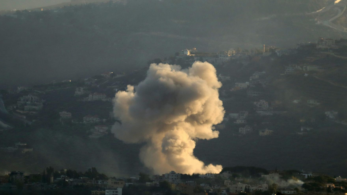 Columna de humo tras un ataque israelí en la villa de Kafr Kila, en el sur del Líbano.