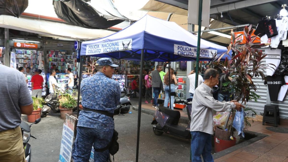 Existen carpas instaladas por la Policía Nacional en el sector.