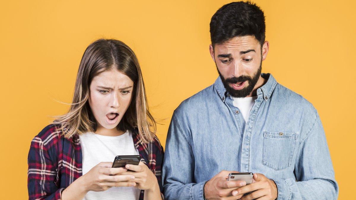 Descubre si es recomendable monitorear el celular de tus hijos.