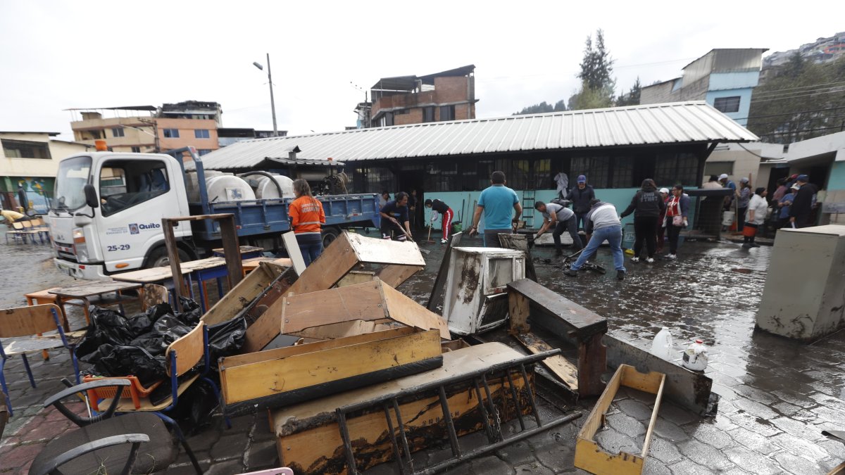 Una unidad educativa fue evacuada tras las fuertes lluvias.