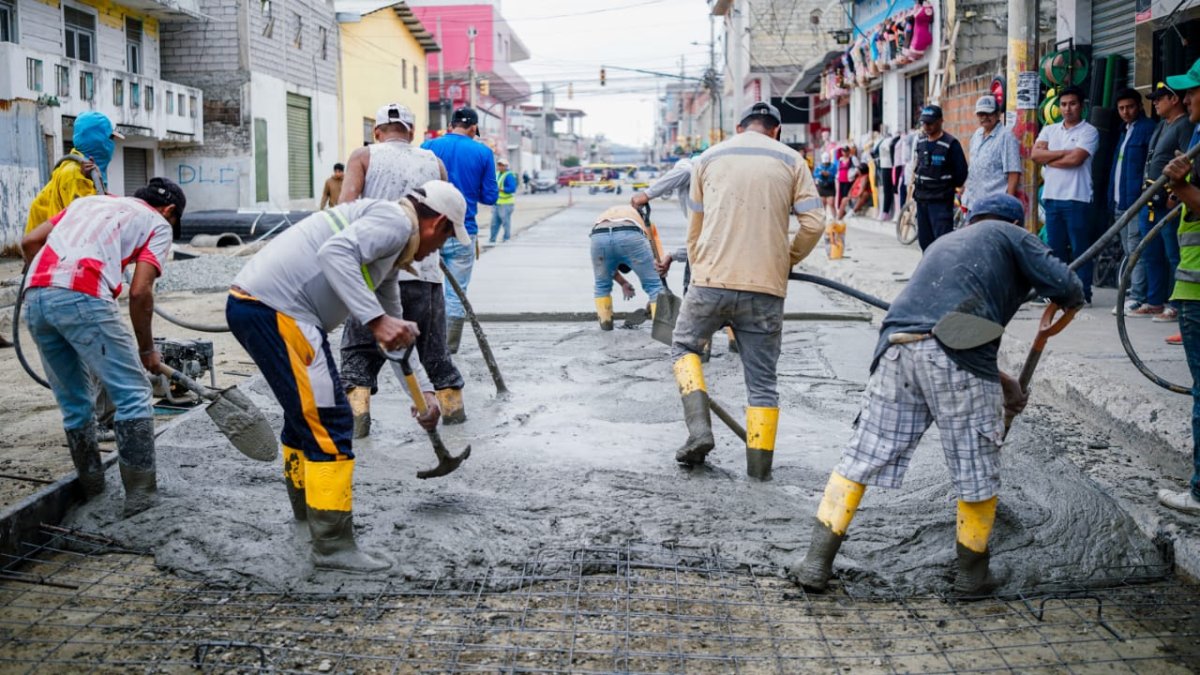 Los trabajos han iniciado en la avenida 24 de Septiembre, una de las más afectadas por los baches en Playas.