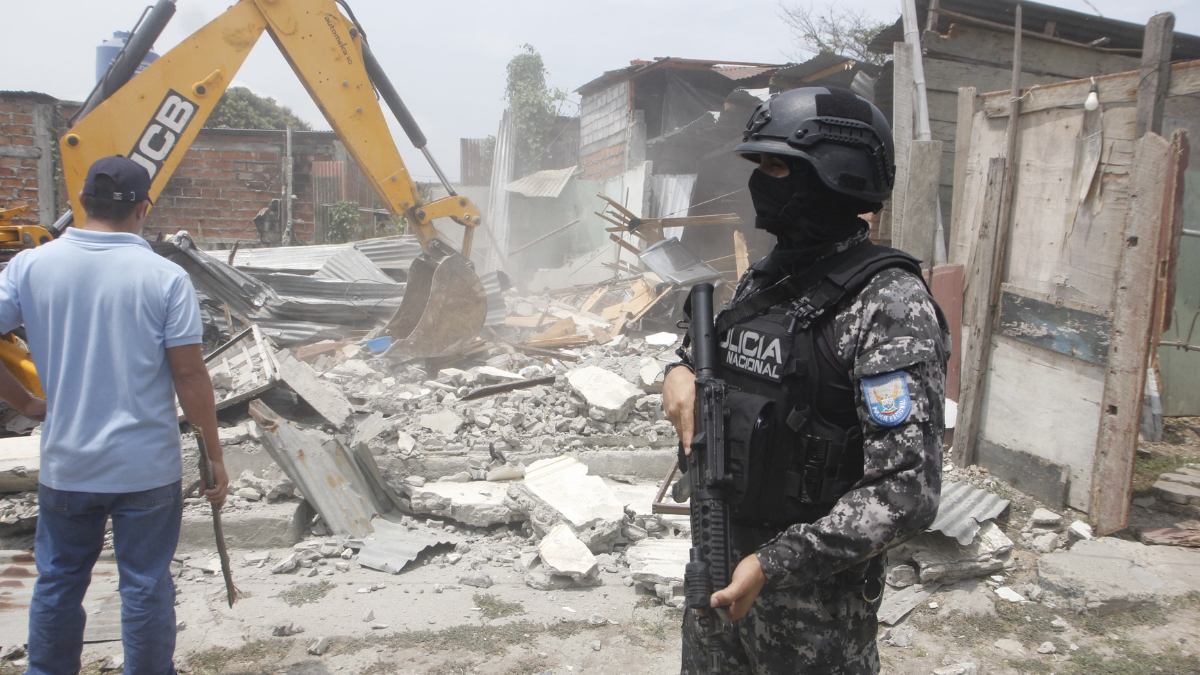 Demolición de viviendas en Durán.
