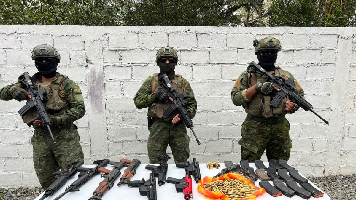 Armas largas de uso militar fueron incautadas por las Fuerzas Armadas.