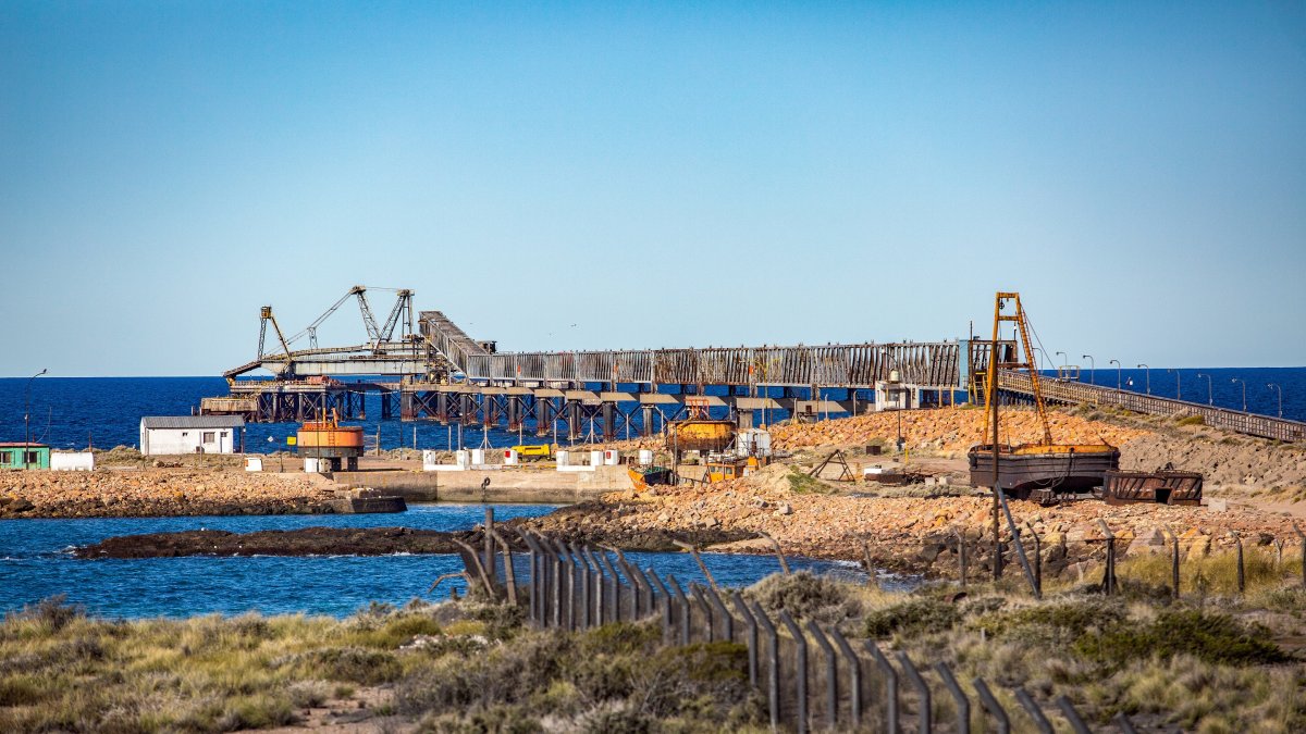 El complejo donde se desarrollará el puerto de YPF para la exportación de gas GNL en Sierra Grande, en la provincia de Rio Negro (Argentina).