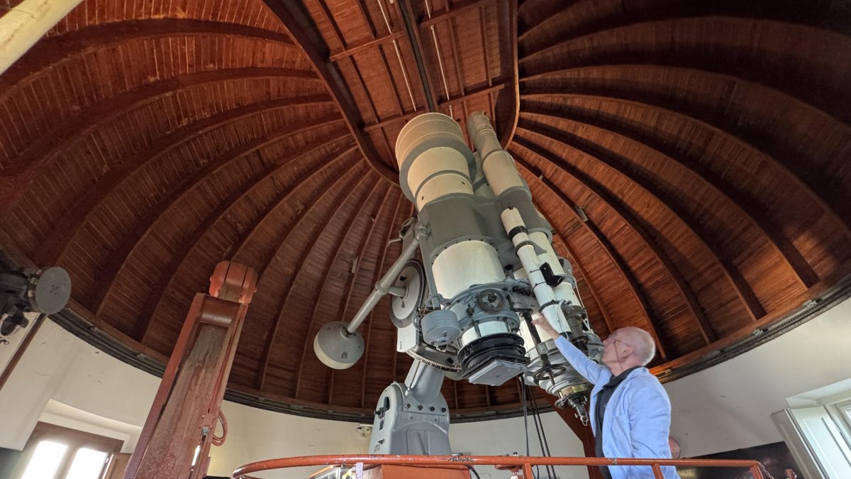 El ingeniero Claudio Costa en el interior del observatorio astronómico que los papas poseen desde hace casi un siglo en su residencia estival de Castel Gandolfo, a las afueras de Roma.