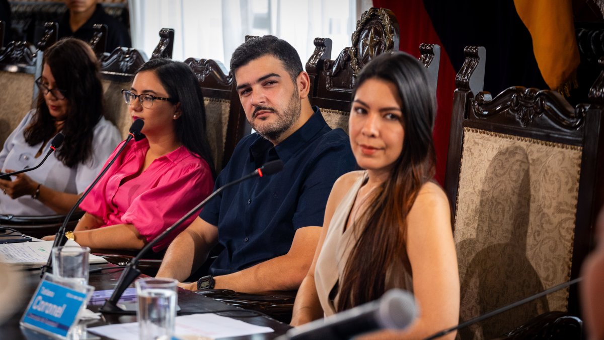 Tatiana Coronel, a la derecha, actual concejala que llegó al cuerpo edilicio por la Revolución Ciudadana, pero hoy milita en RETO.