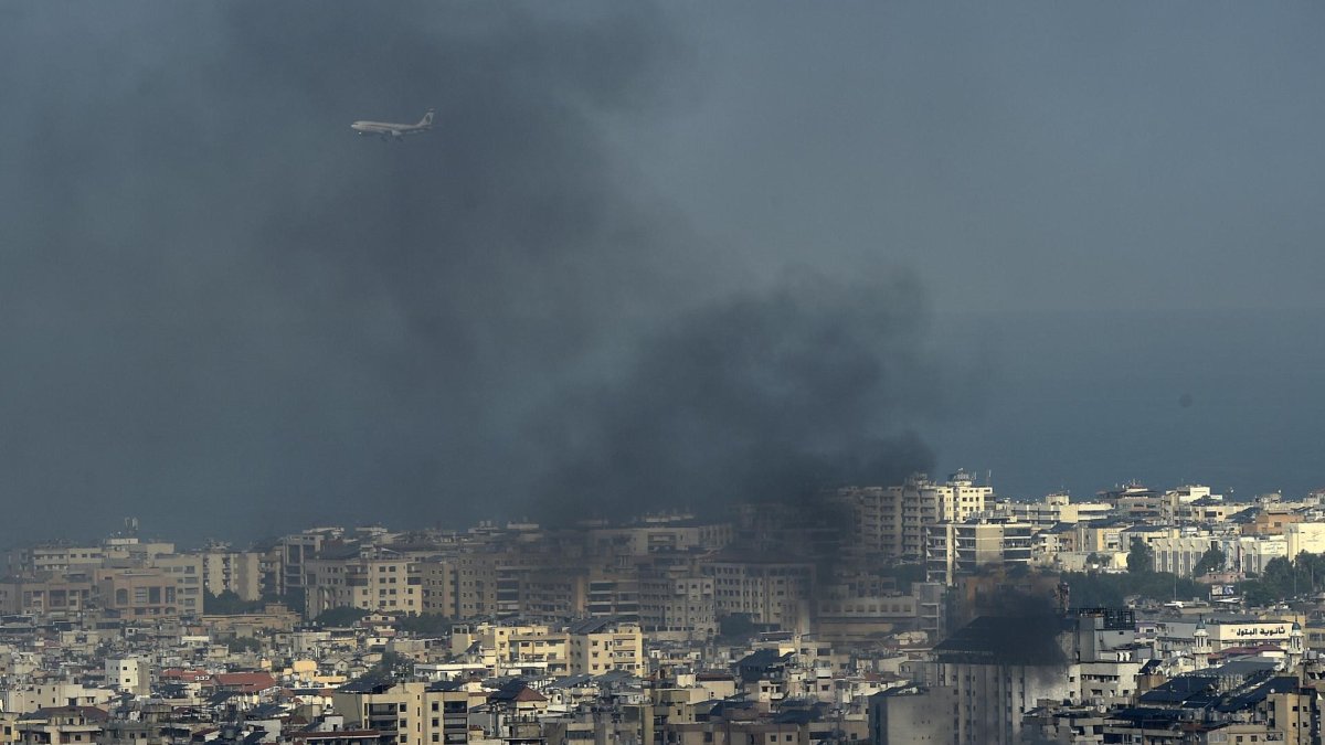 Un avión vuela sobre Beirut tras los bombardeos israelíes al barrio de Dahye.