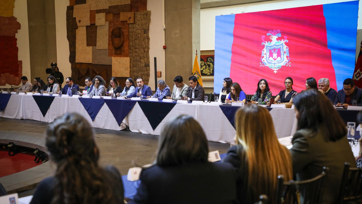 El Acuerdo fue suscrito por Pabel Muñoz, concejales, representantes del sector empresarial, académico, barrios.