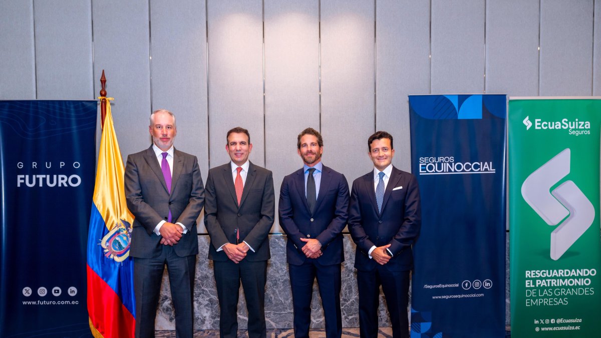 Los ejecutivos ambas aseguradoras que buscan fusionarse.