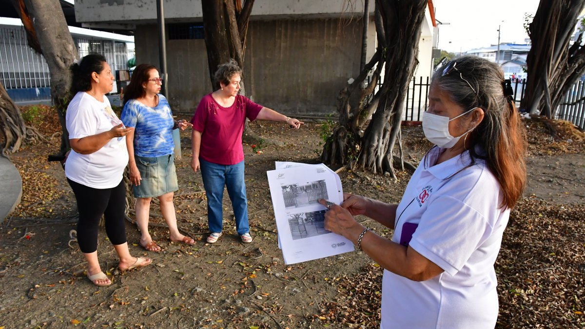 Espacios Un grupo de moradoras insisten en que existe el terreno suficiente en el parque de la iglesia para instalar máquinas de ejercicios para el uso de los adultos mayores.