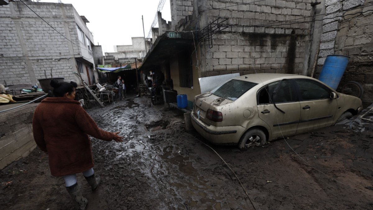 Afectación. Cubierta de lodo quedó la vivienda de Luz María Tituaña. Solo le queda pedir ayuda para recuperar sus enseres.