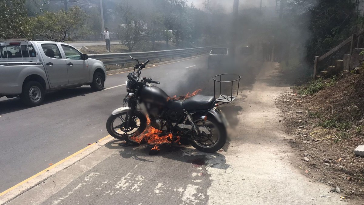 La motocicleta que habían empleado dos sospechosos para asaltar a una mujer de la tercera edad fue quemada.