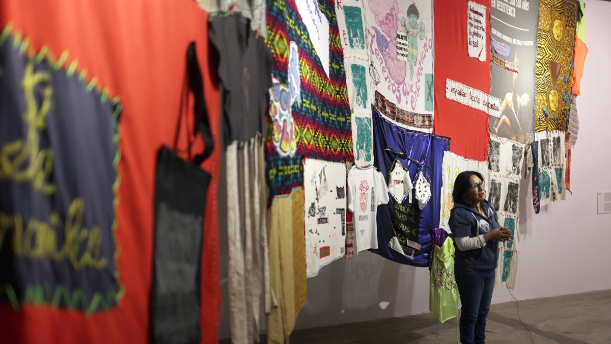 Una persona recorriendo la muestra 'Coreografías de lo imposible' en el museo nacional de arte en La Paz.