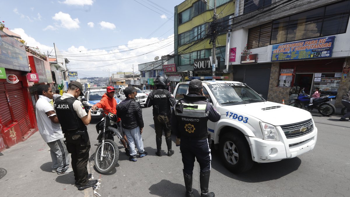 La Policía Nacional revisa vehículos en el barrio La Roldós, en el norte de la ciudad capital.