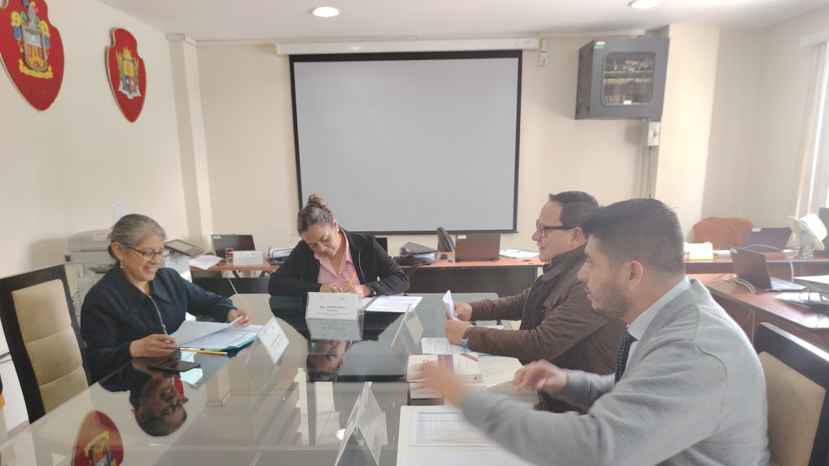 Integrantes de la Junta Provincial Electoral en Cotopaxi trabajan en la calificación de las candidaturas.