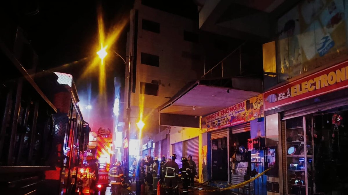 Un incendio se registró en un local ubicado en las calles Noguchi y Olmedo, en el centro de Guayaquil.
