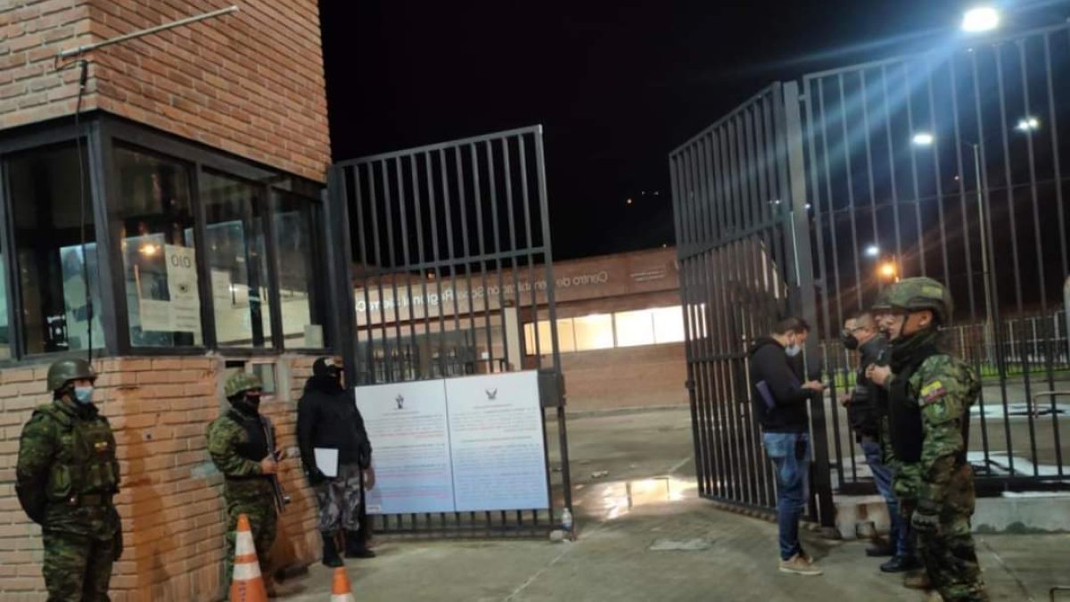 Los señalados habrían ingresado con armas blancas a la celda de la víctima para asesinarla.